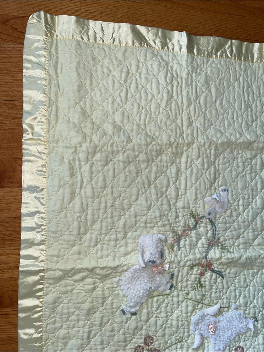 Vtg Satin Edge Pale Yellow Baby Crib Blanket Sheep Nursery 39” X 26.5” **READ**